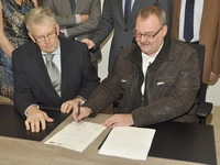 Ondertekening door de partijvoorzitters: links Julien Rochtus (Open VLD), rechts